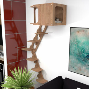 Uma casinha de parede para gatos feita de madeira, conectada por uma escada de dois lances em uma sala moderna com paredes brancas, uma planta decorativa e um quadro artístico ao fundo, com um gato descansando dentro da casinha.