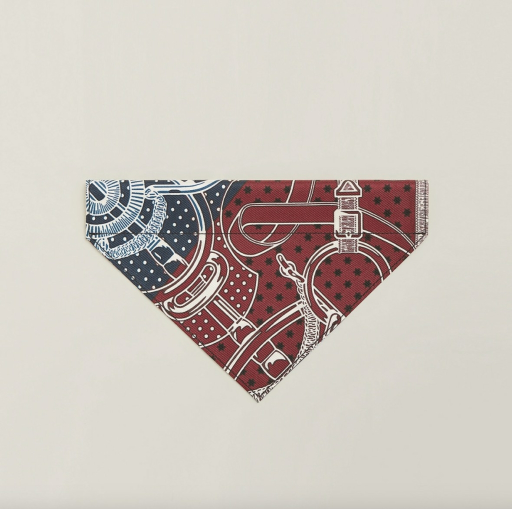 Bandana triangular para pets com estampa azul e vermelha de acessórios e detalhes geométricos.