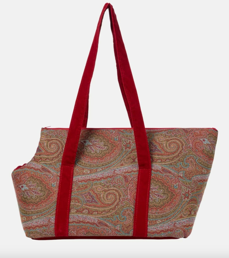 Bolsa vermelha com estampa paisley em tons quentes, com alças de tecido resistente, perfeita para transporte.